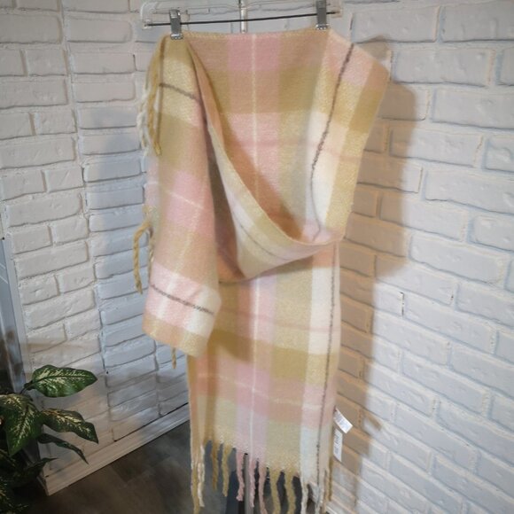 NWT Ricki's Ladies Fringed Blanket Scarf - Picture 2 of 5